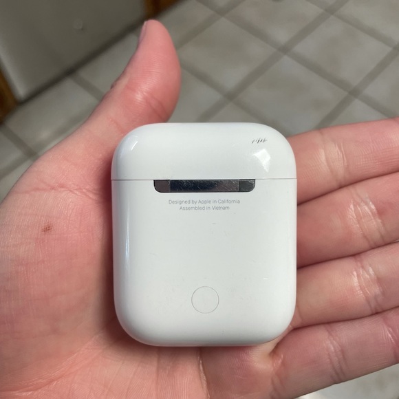 Apple AirPods great condition - Picture 3 of 3